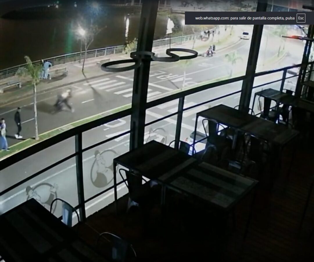 Posadas: un motociclista hacía "wheelie" y atropelló a un joven que murió tras el impacto 1 2 - Un motociclista hacia wheelie y atropello a un joven que murio tras el impacto en la Costanera de Posadas 2 - 1