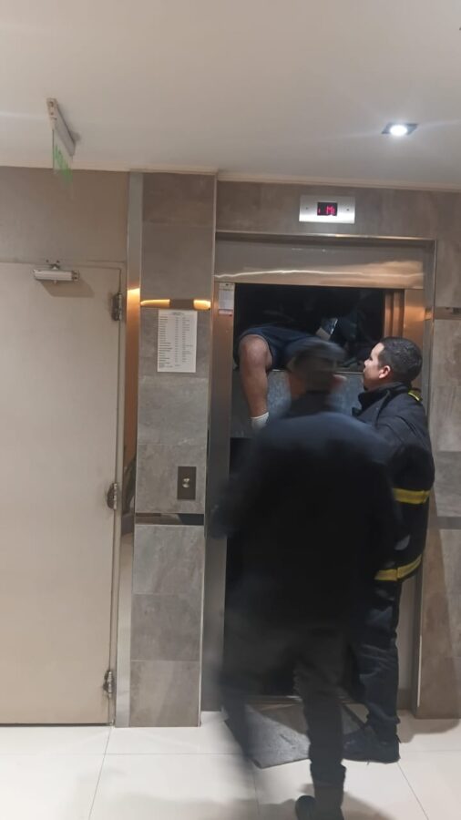 Rescataron a ocho personas tras una falla en un ascensor de un edificio posadeño 1 2 - atrapados en el ascensor 1 - 1