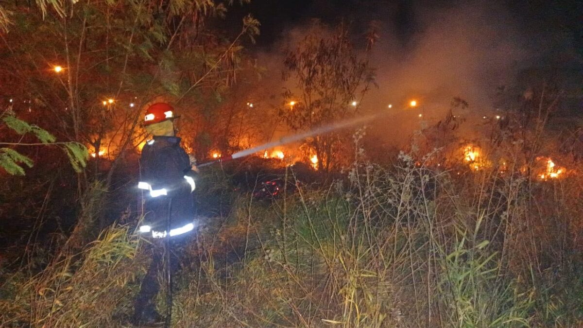 Operario de EMSA resultó herido al reparar daños provocados por incendios: bomberos ya superan las 60 intervenciones 3 6 - bombero e intervencions 3 - 5