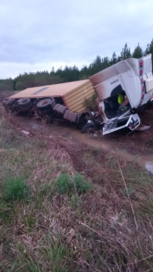 Intentó esquivar un supuesto animal y despistó con un camión sobre la Ruta 14 1 2 - despiste 1 2 - 1