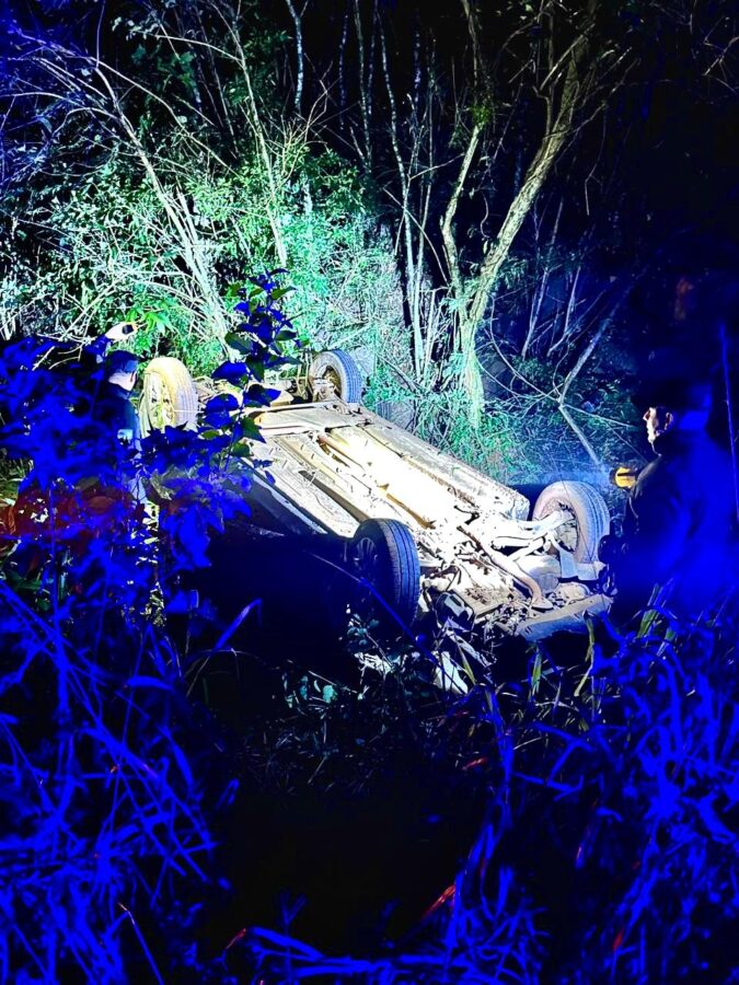 Perdió el control del auto y terminó volcando al costado de la Ruta Provincial 5 en Panambí 1 2 - despiste 2 1 - 1