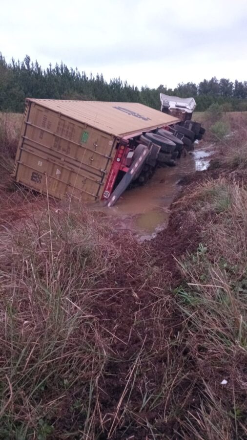 Intentó esquivar un supuesto animal y despistó con un camión sobre la Ruta 14 2 4 - despiste 2 2 - 3