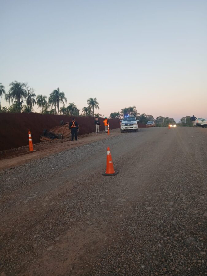 El Soberbio: despistaron, abandonaron el auto y la Policía descubrió que había sido robado en Buenos Aires 1 2 - despiste el soberbio - 1