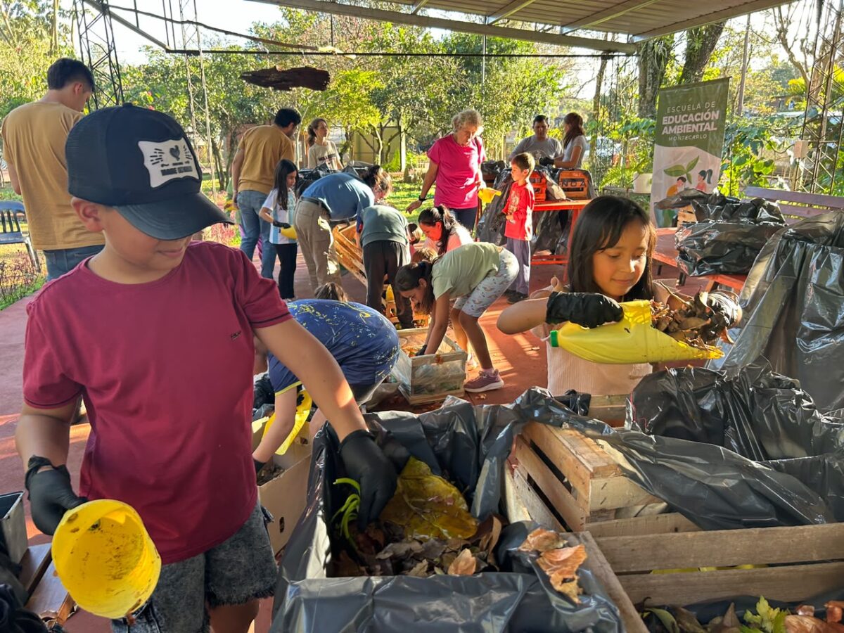 Eco Vacaciones: niños aprendieron sobre compostaje y reciclaje en el Jardín Botánico de Montecarlo 1 2 - ecocompostaje 1 - 1