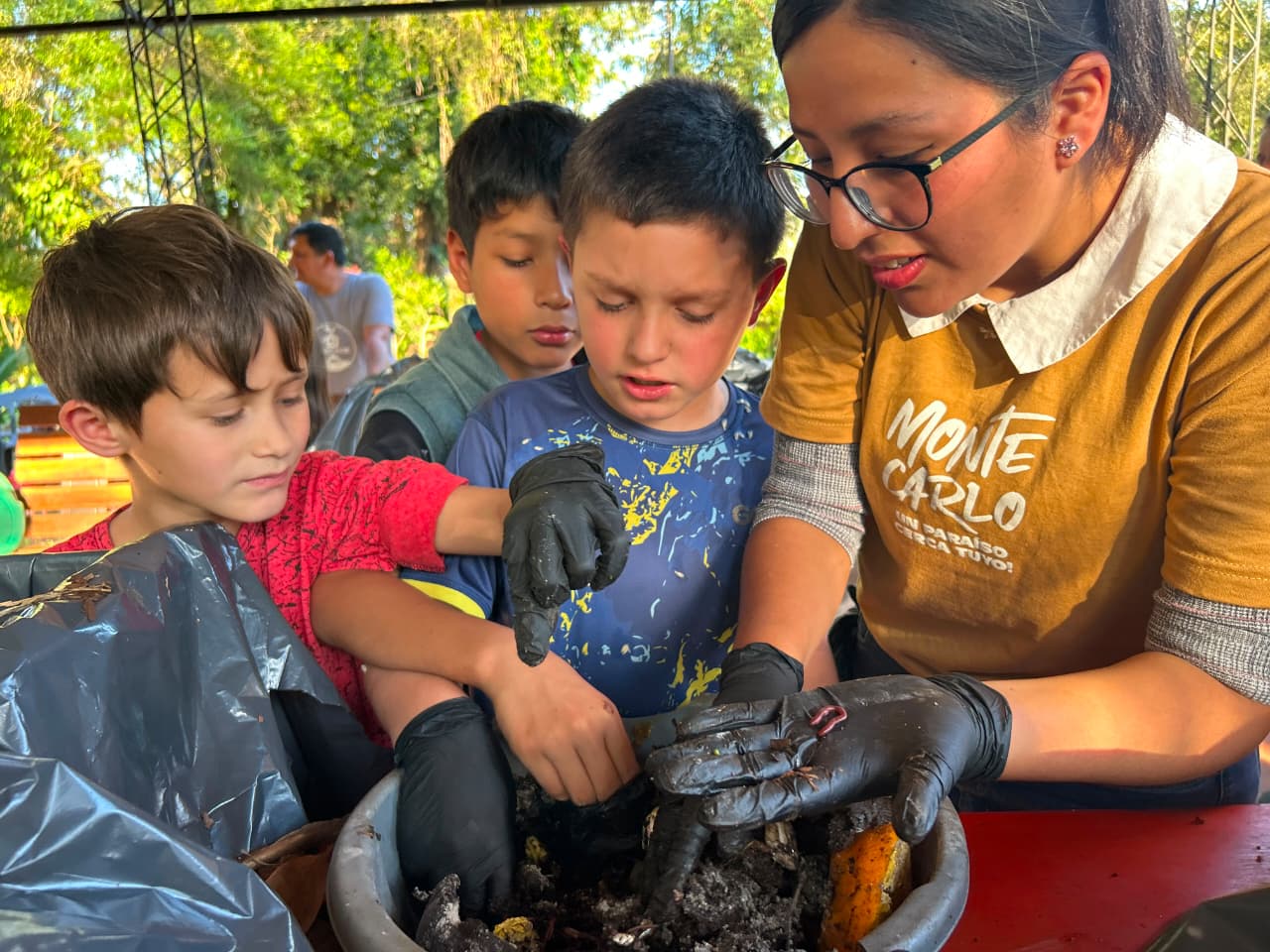 Eco Vacaciones: niños aprendieron sobre compostaje y reciclaje en el Jardín Botánico de Montecarlo 3 6 - ecocompostaje 3 - 5