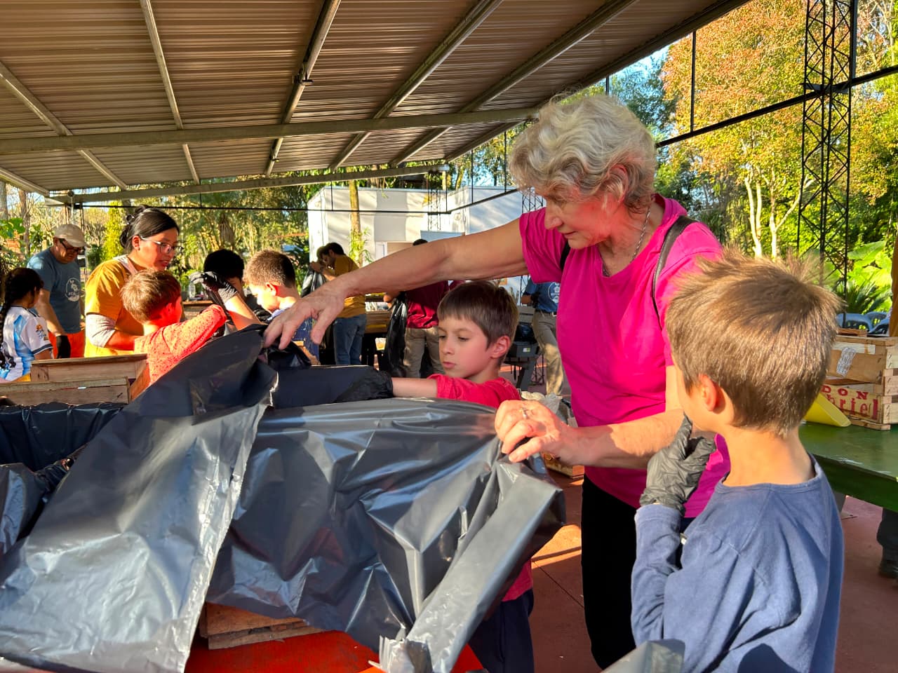 Eco Vacaciones: niños aprendieron sobre compostaje y reciclaje en el Jardín Botánico de Montecarlo 5 10 - ecocompostaje 5 - 9