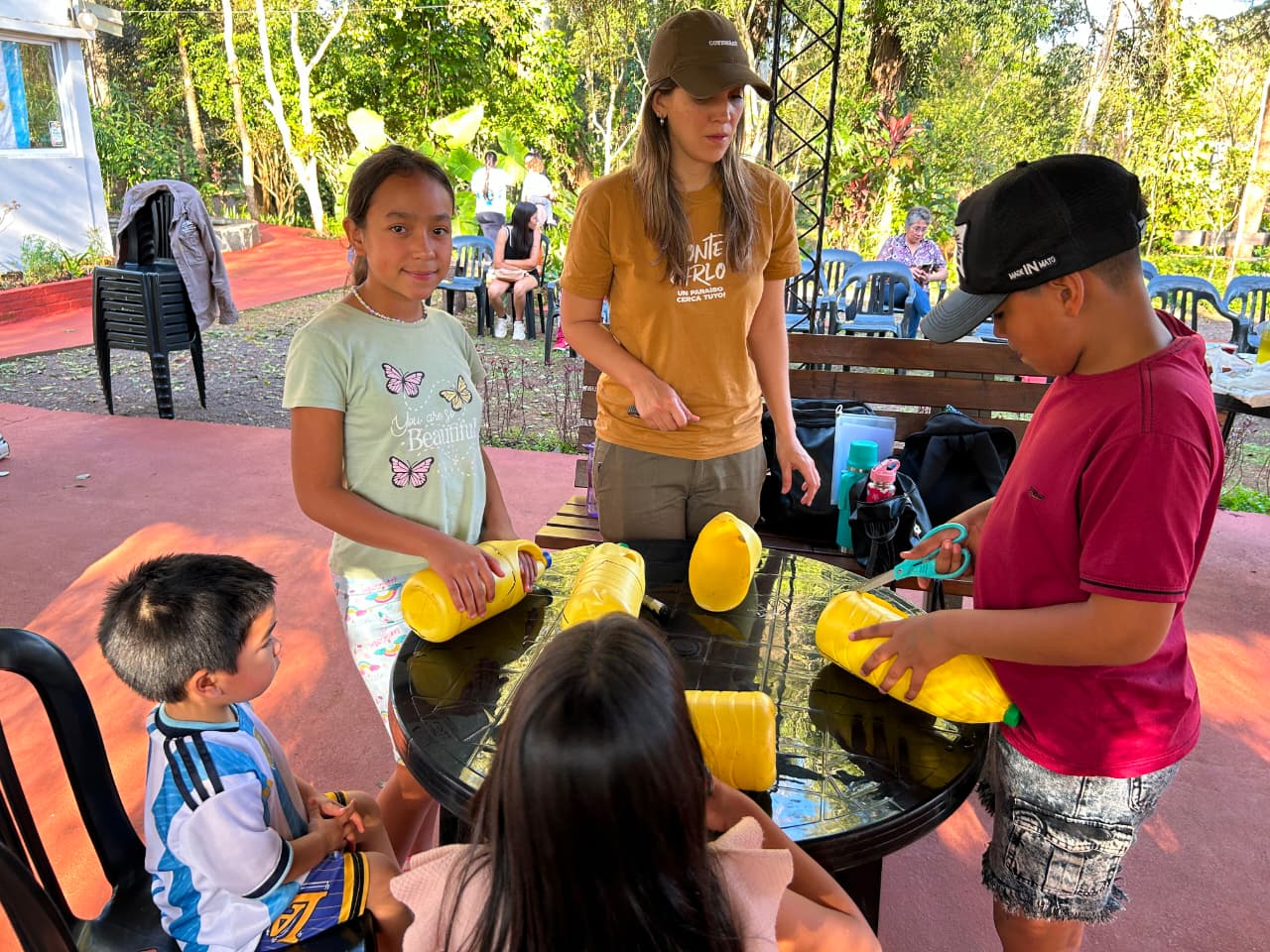 Eco Vacaciones: niños aprendieron sobre compostaje y reciclaje en el Jardín Botánico de Montecarlo 6 12 - ecocompostaje 6 - 11
