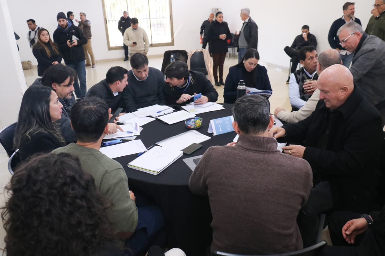 Seguridad, obras y un nuevo centro de adicciones, ejes de la tercera reunión del Gabinete con municipios en Iguazú 8 16 - gabinete intendentes 7 - 15