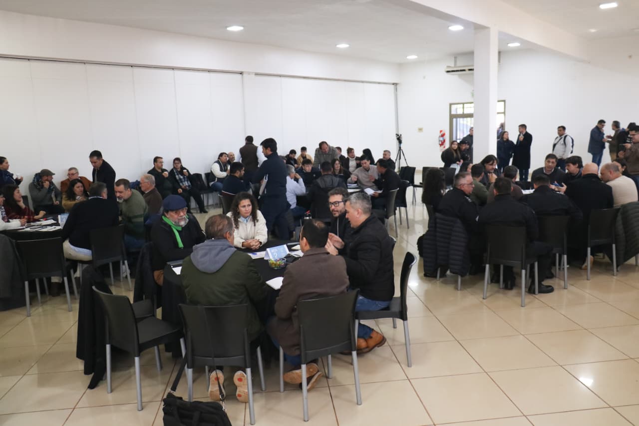 Seguridad, obras y un nuevo centro de adicciones, ejes de la tercera reunión del Gabinete con municipios en Iguazú 3 6 - gabinete intendentes 9 - 5