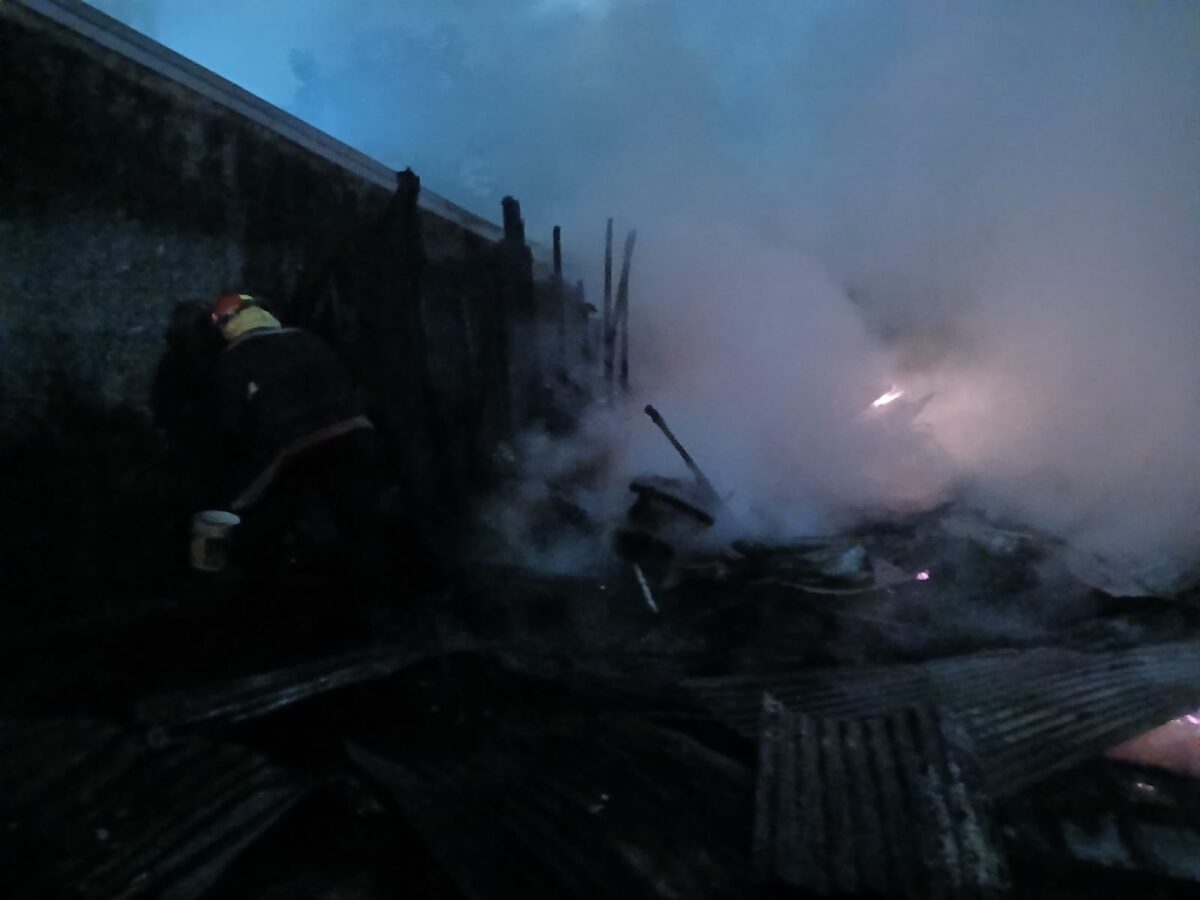 Un incendio consumió por completo un depósito en el barrio Latinoamérica de Posadas 1 2 - incendio deposito 2 - 1