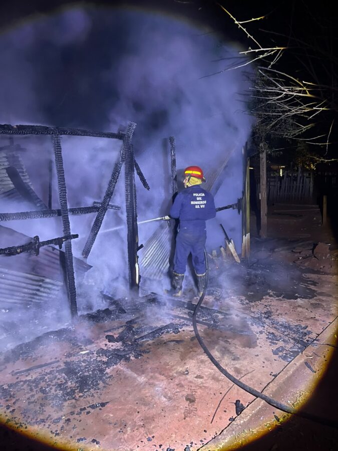 Un incendio destruyó por completo una vivienda en Apóstoles 2 4 - incendio vivienda 2 - 3
