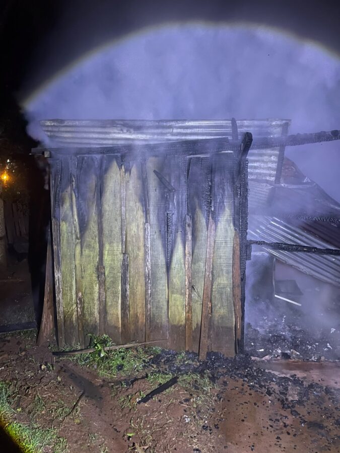 Un incendio destruyó por completo una vivienda en Apóstoles 3 6 - incendio vivienda 3 - 5