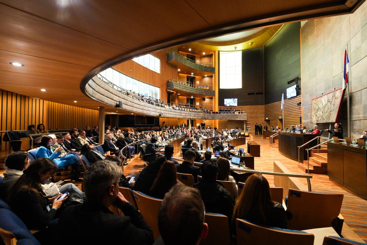 La Legislatura provincial aprobó tres nuevas leyes para producción, educación y control fronterizo 2 4 - legislatura 1 - 3