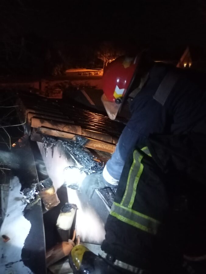 Una salamandra a leña originó un principio de incendio en una vivienda de Guaraní 1 2 - salamandra lena 1 - 1