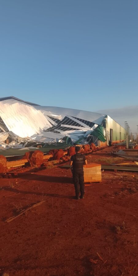 Un tinglado en construcción colapsó por las fuertes ráfagas de viento en Dos de Mayo 1 2 - tinglado 1 - 1
