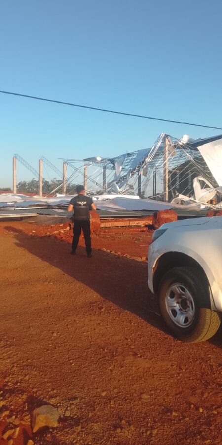 Un tinglado en construcción colapsó por las fuertes ráfagas de viento en Dos de Mayo 2 4 - tinglado 2 - 3