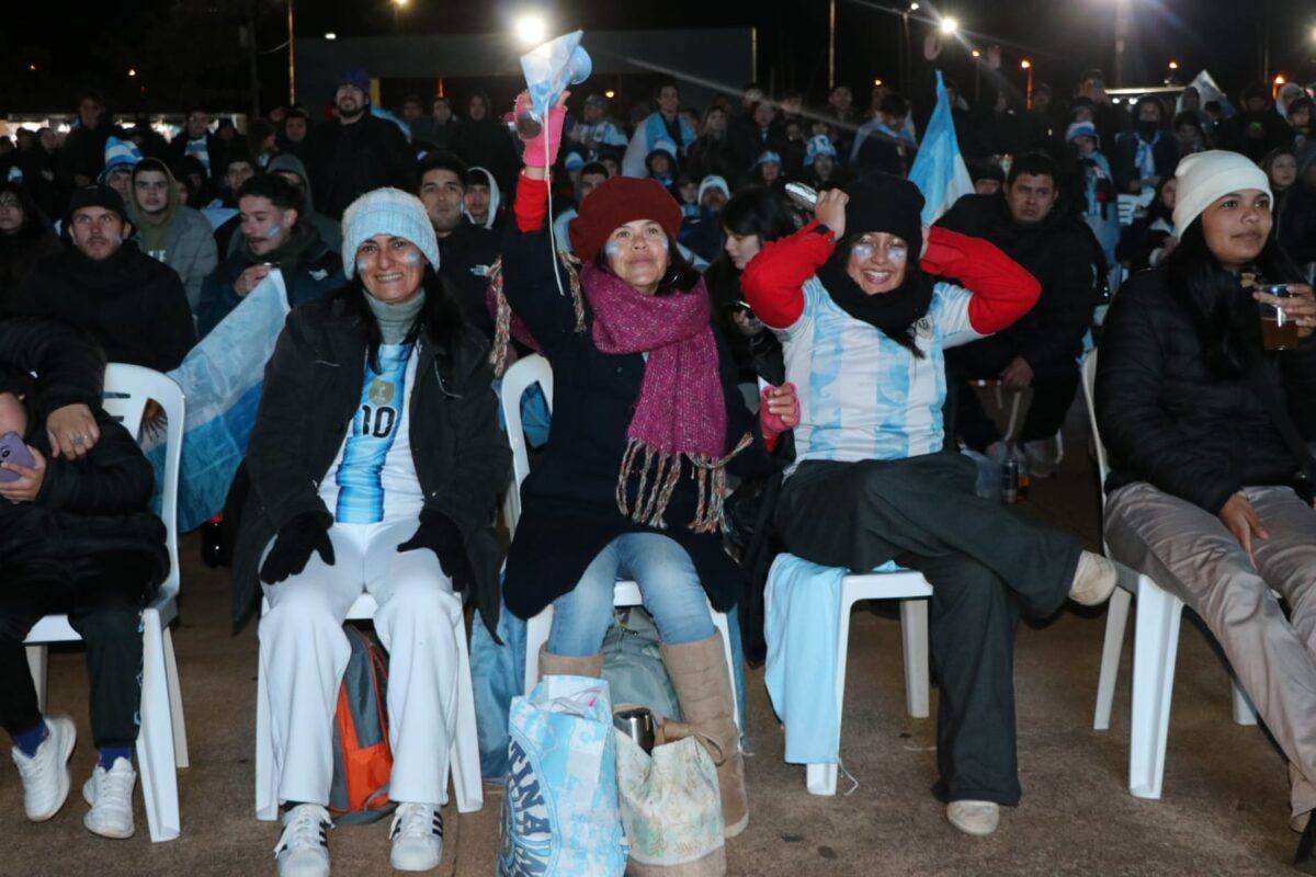 La Una+ Fan Fest convocó a numerosos hinchas en el parque La Cantera de Posadas 1 2 - una mas costanera 1 - 1