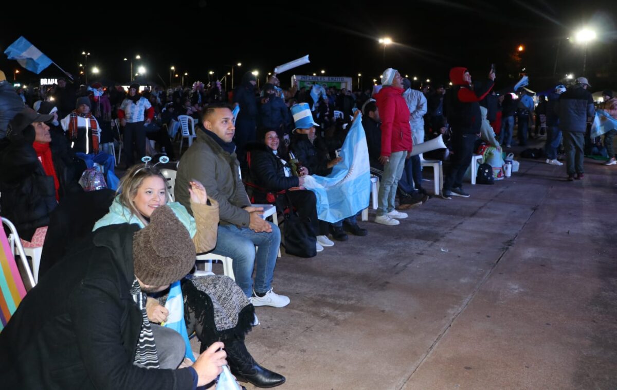 La Una+ Fan Fest convocó a numerosos hinchas en el parque La Cantera de Posadas 2 4 - una mas costanera 2 - 3