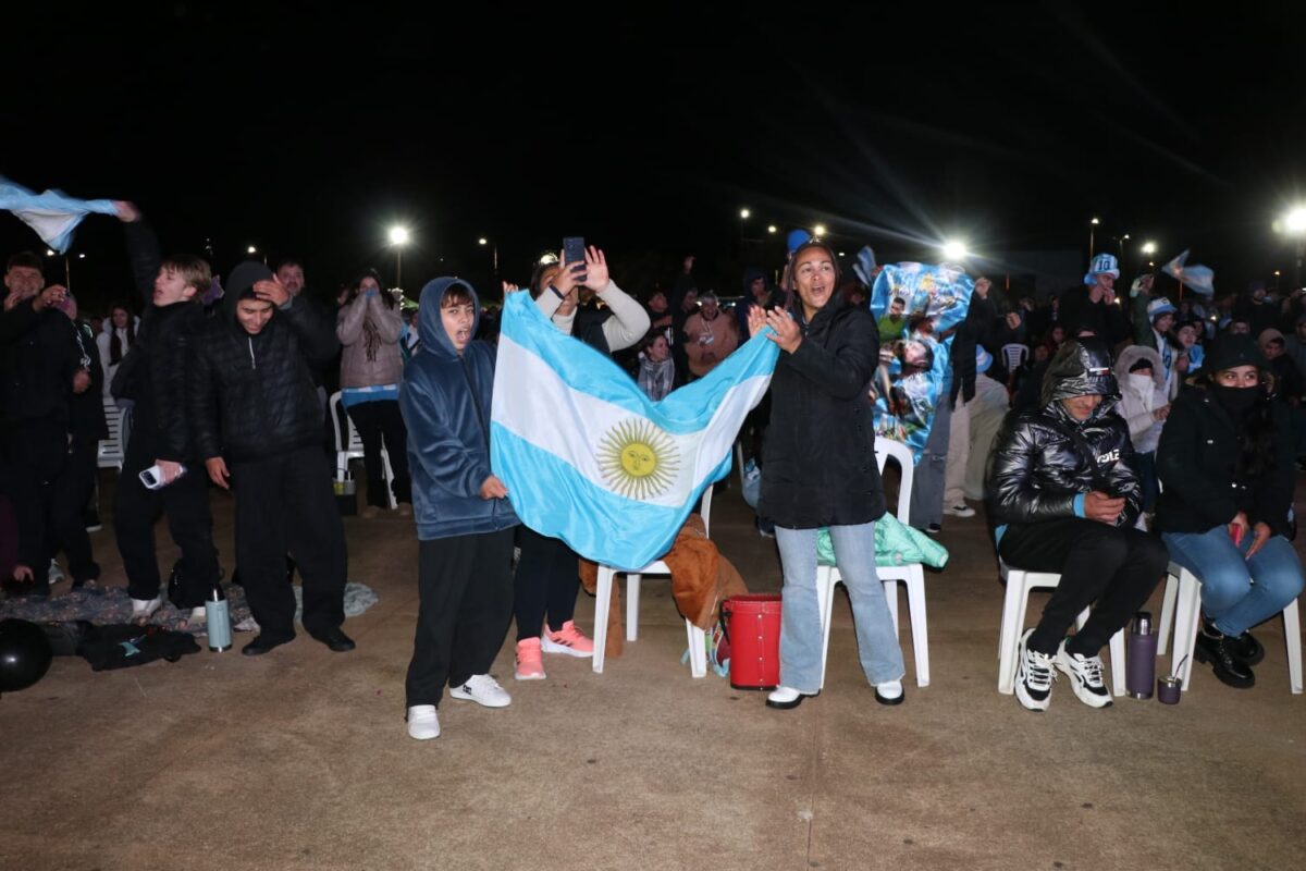 La Una+ Fan Fest convocó a numerosos hinchas en el parque La Cantera de Posadas 5 10 - una mas costanera 6 - 9