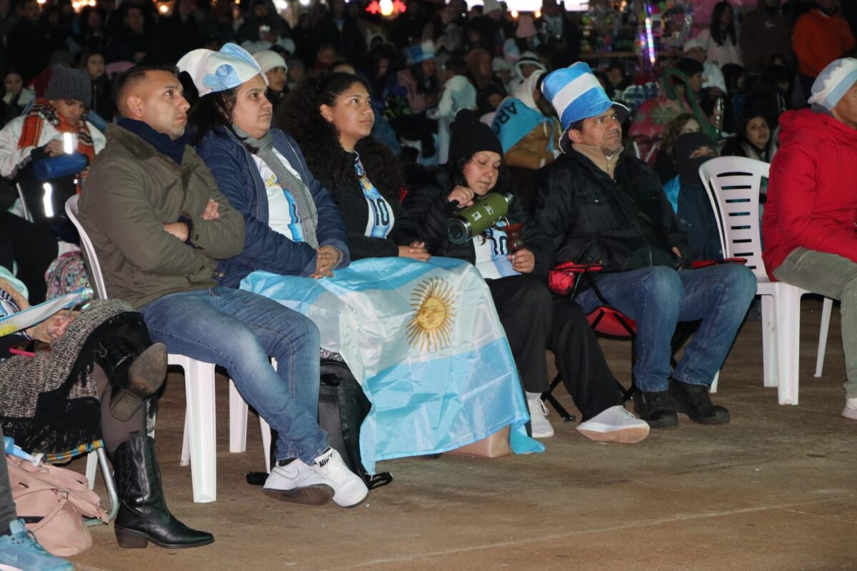 La Una+ Fan Fest convocó a numerosos hinchas en el parque La Cantera de Posadas 6 12 - una mas costanera 7 - 11