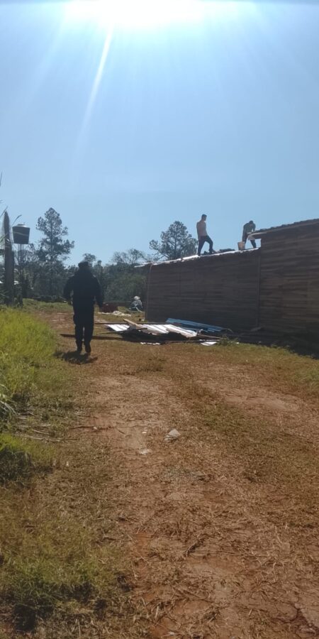 Fuertes ráfagas de viento causaron daños materiales en varias localidades de Misiones 4 8 - vientos 4 - 7