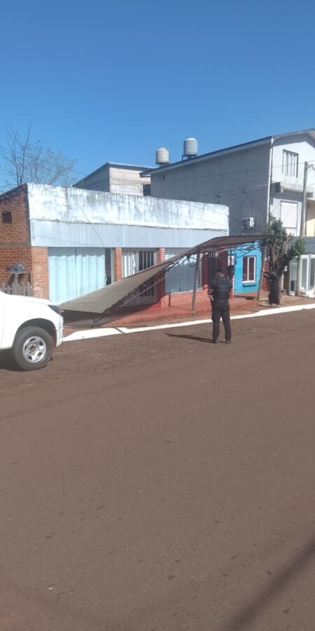 Fuertes ráfagas de viento causaron daños materiales en varias localidades de Misiones 9 18 - vientos 9 - 17