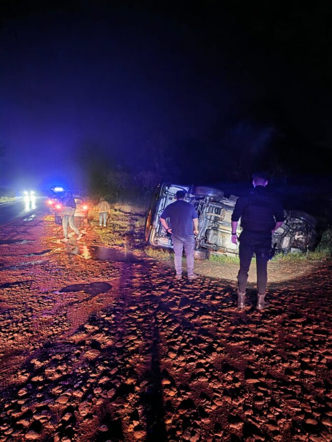 Despiste y vuelco en Villa Bonita: una camioneta terminó fuera de la calzada 1 2 - vuelco 1 - 1