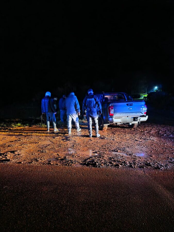 Despiste y vuelco en Villa Bonita: una camioneta terminó fuera de la calzada 2 4 - vuelco 2 - 3