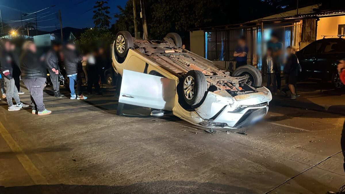 Un auto volcó tras chocar contra otro vehículo estacionado en Posadas