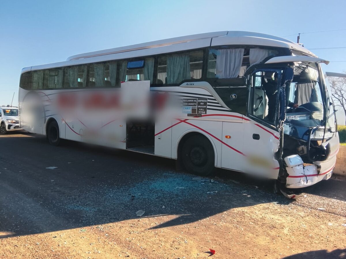 Cuatro pasajeros fueron hospitalizados tras el choque de un colectivo contra un carretón sobre la ruta 105