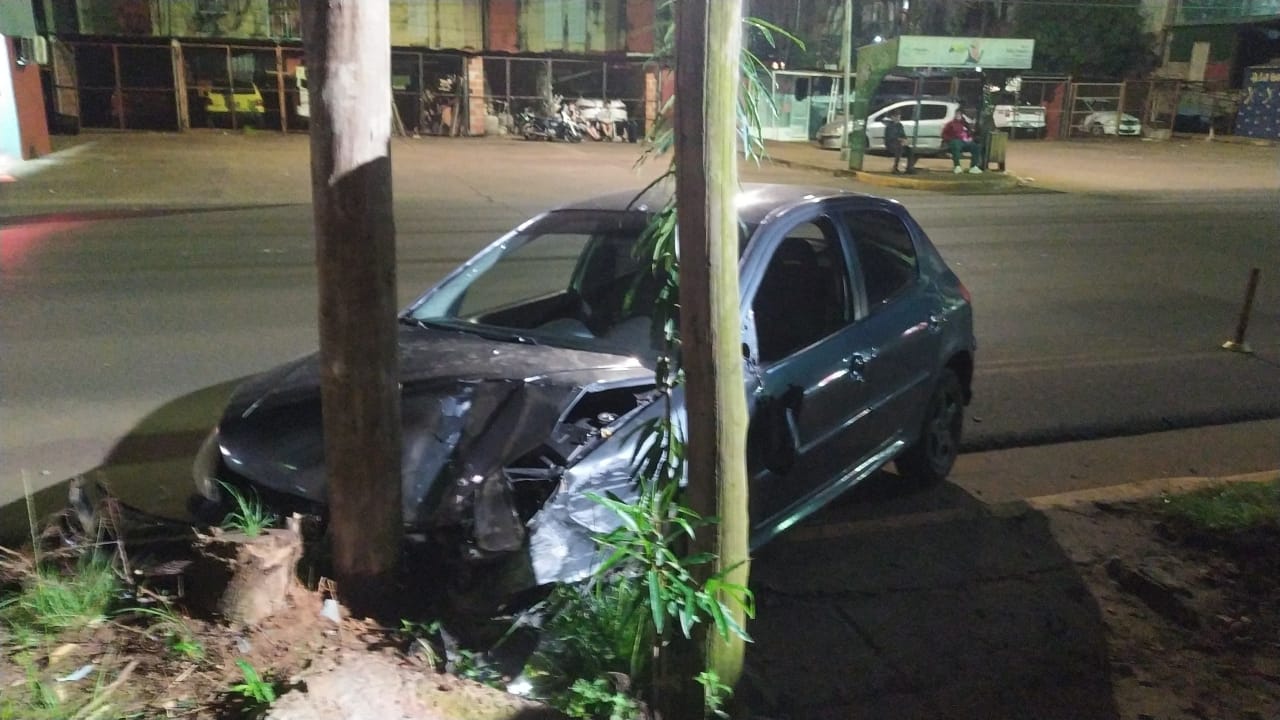 Despistó y terminó estrellado contra un poste de madera en una avenida de Posadas