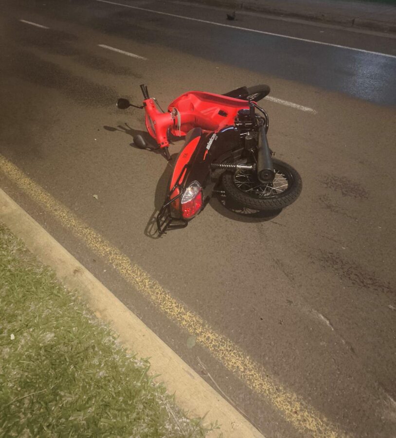 Dos jóvenes resultaron lesionados tras despistar con una motocicleta en la Costanera de Posadas 1 2 - Dos jovenes resultaron lesionados tras despistar con una motocicleta en la Costanera de Posadas 1 - 1