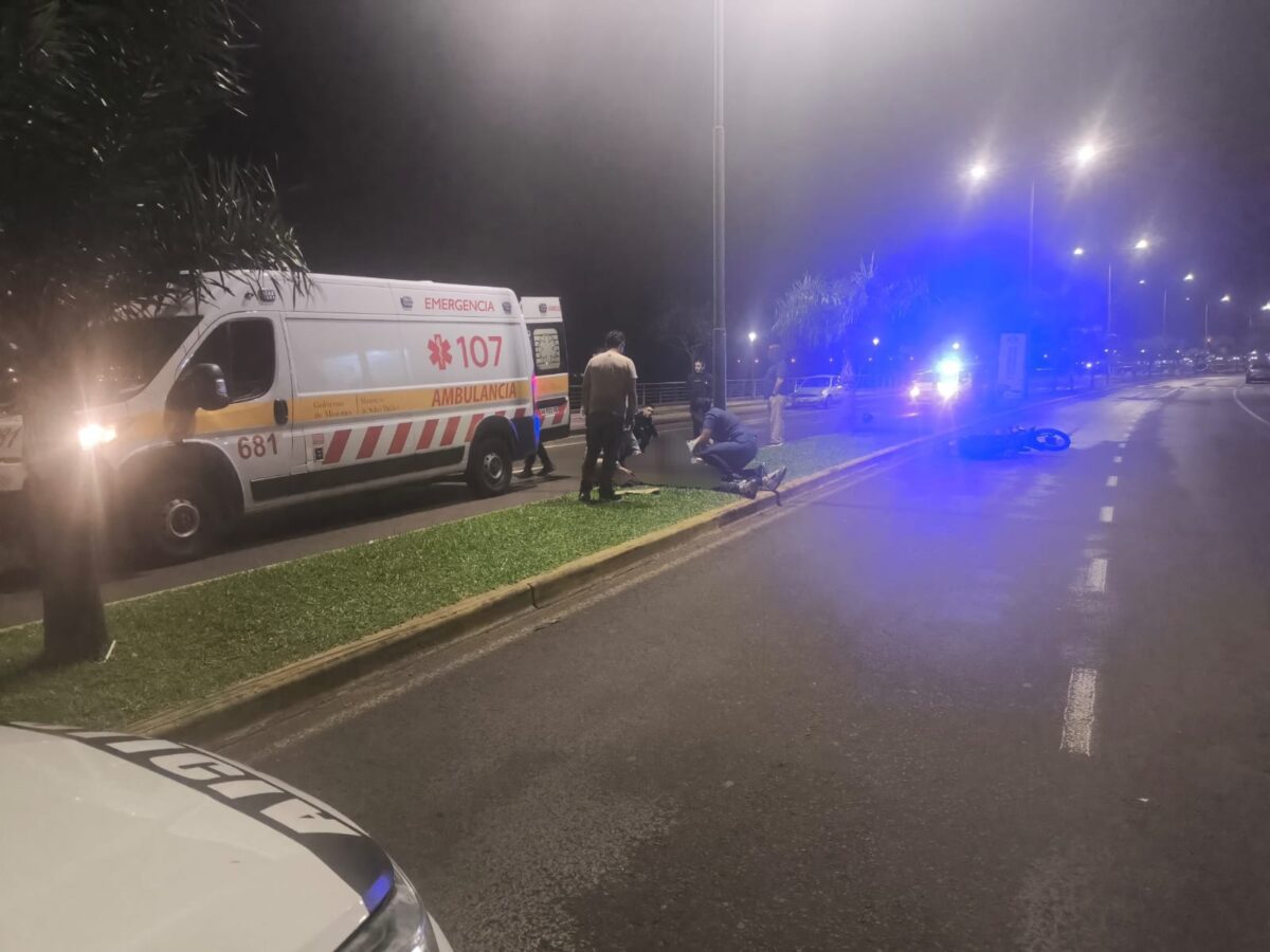 Dos jóvenes resultaron lesionados tras despistar con una motocicleta en la Costanera de Posadas