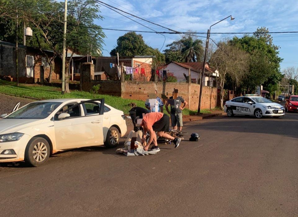Grave accidente entre una moto y un automóvil en Oberá: una mujer permanece con diagnóstico reservado