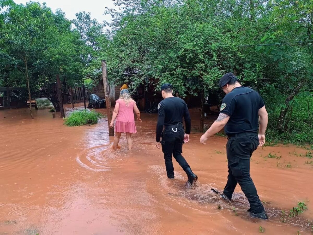 La Policia releva a familias de zonas vulnerables ante posibles evacuaciones por El Nino 1 - 1