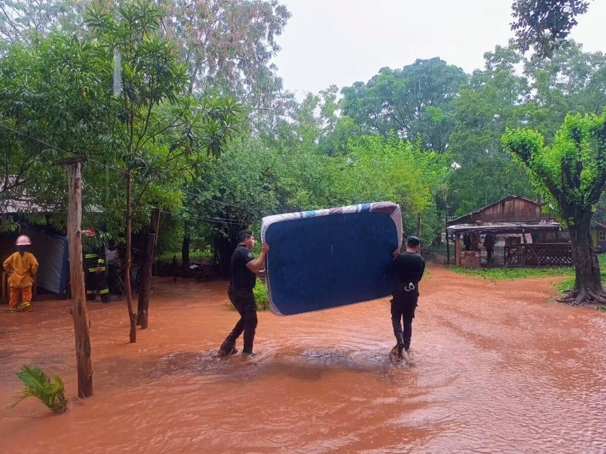 La Policia releva a familias de zonas vulnerables ante posibles evacuaciones por El Nino 3 - 3