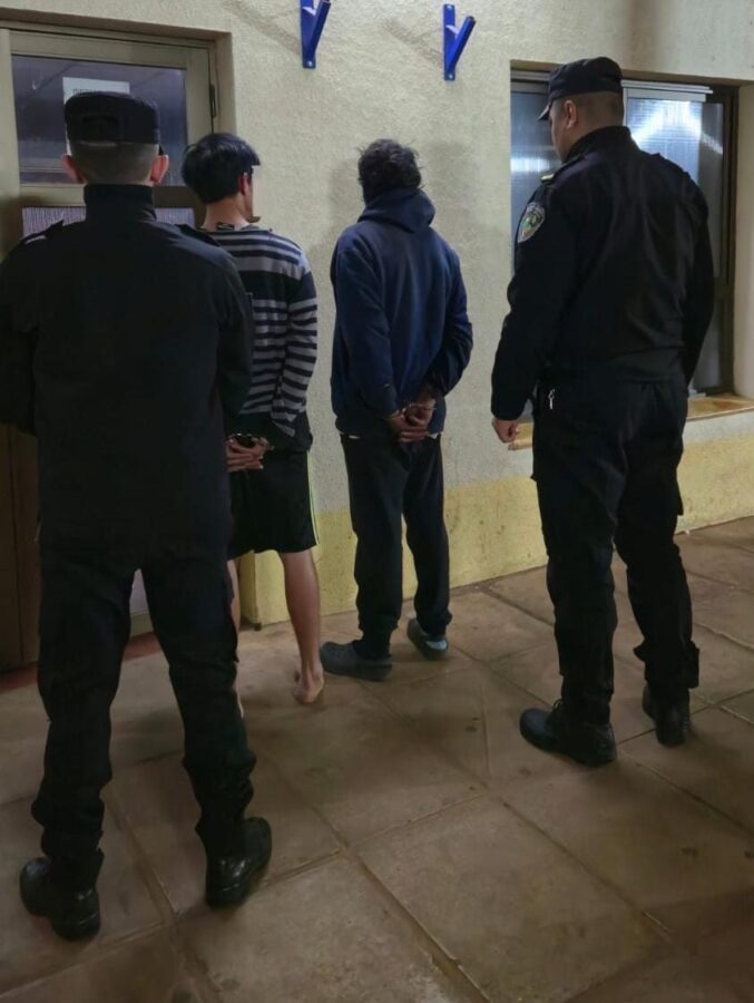Las cámaras del 911 detectaron a un hombre armado y una patrulla intervino antes que atacara a otro en Posadas 2 4 - Las camaras del 911 detectaron a un hombre armado y una patrulla intervino antes que atacara a otro 1 - 3