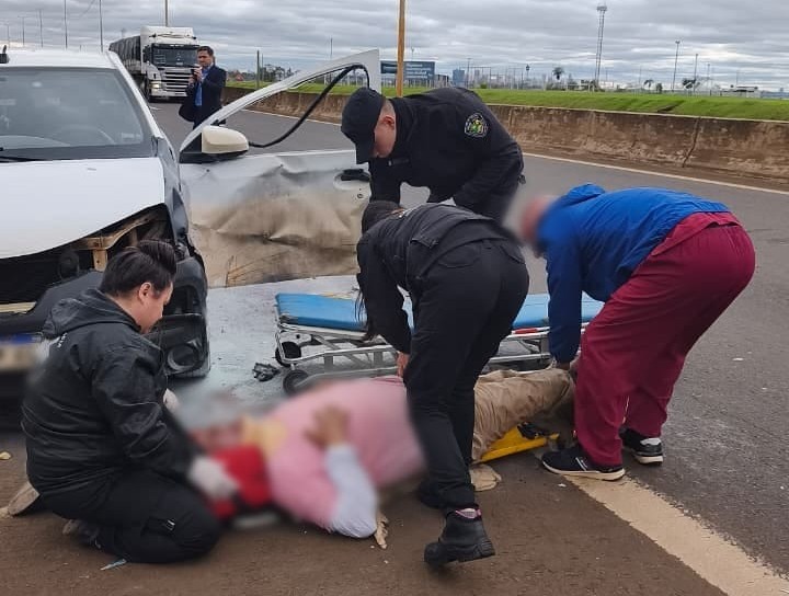 Recargaba combustible a la vera de la ruta, fue embestido por otro auto y sufrió graves quemaduras en Posadas