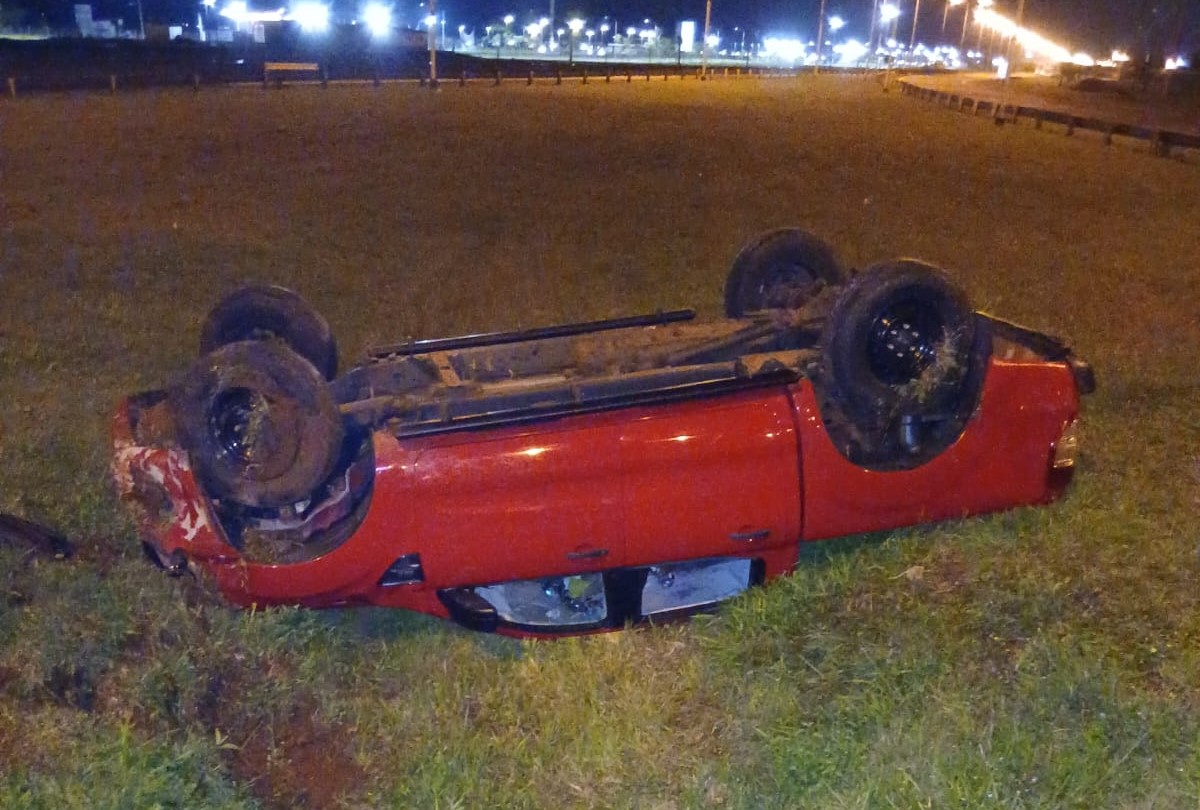 Una camioneta despistó y terminó volcada dentro de un pozo en el acceso Sur de Posadas