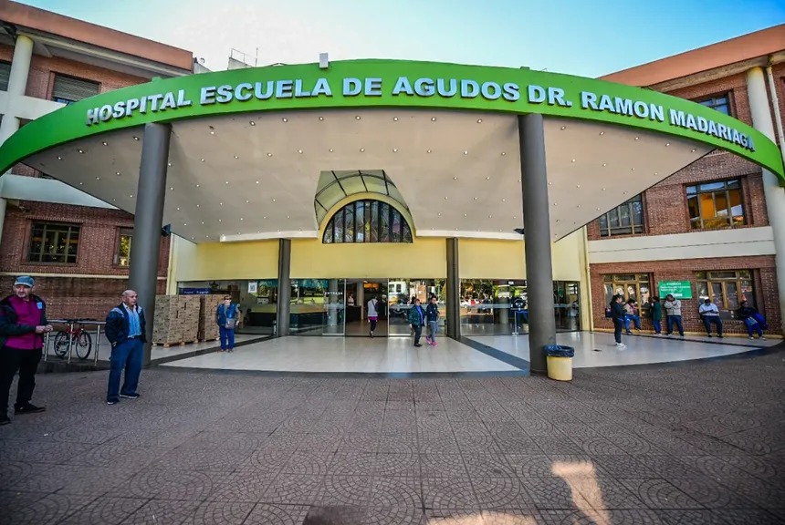 Un albañil de 22 años recibió una descarga eléctrica y cayó de un techo en Posadas