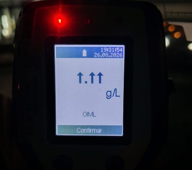Oberá: iba en moto, chocó una camioneta y el alcoholímetro superó su límite de medición