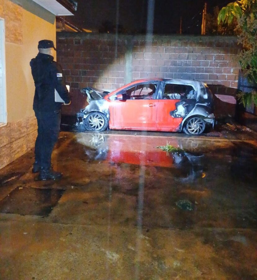 Investigan el incendio de un vehículo que quedó completamente destruido en Eldorado 1 2 - auto incendiado 1 - 1