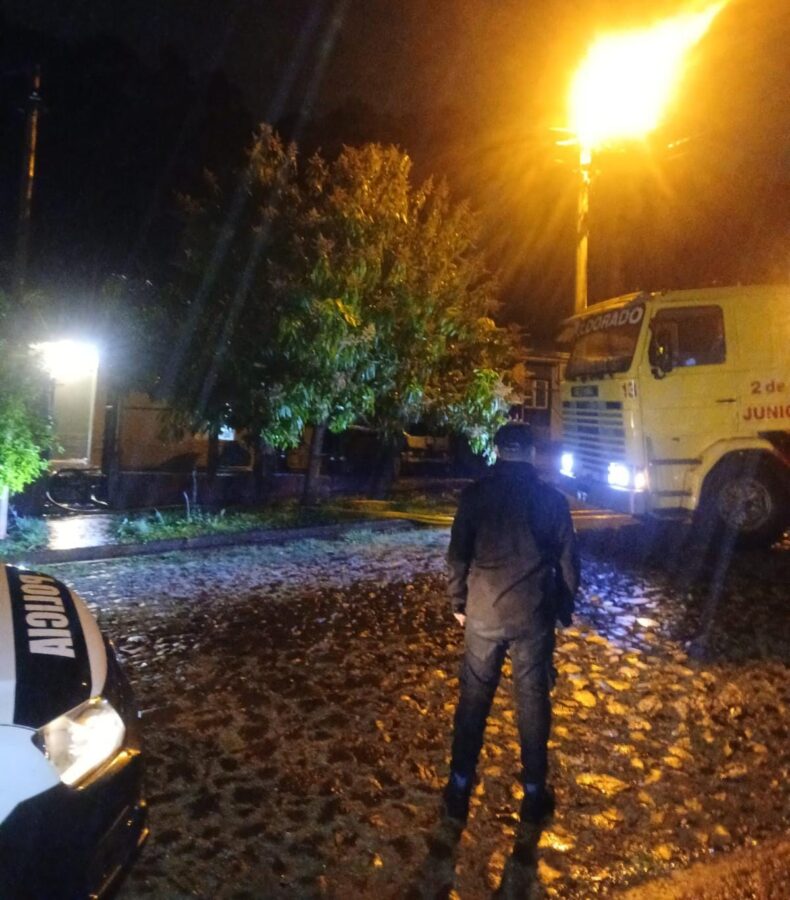 Investigan el incendio de un vehículo que quedó completamente destruido en Eldorado 2 4 - auto incendiado 2 - 3