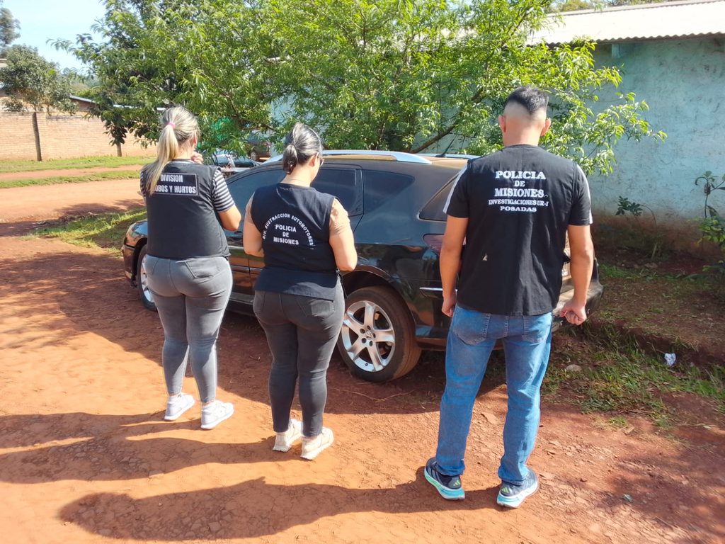Secuestraron un auto y levantaron rastros vinculados al millonario robo del autoservicio Don Alejo de Posadas 2 4 - auto secuestrado 2 - 3