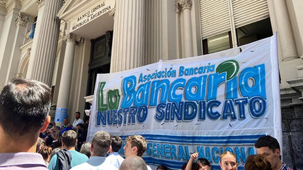 Nuevo aumento para los bancarios: el sueldo inicial supera los $2,5 millones