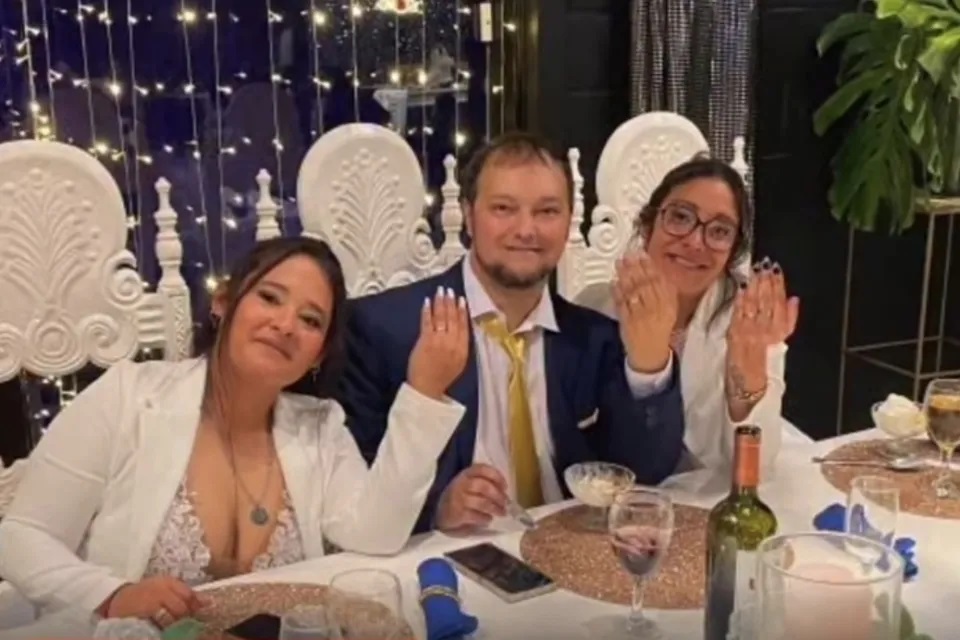 Una boda de a tres sorprendió en Santo Tomé y se volvió viral en redes