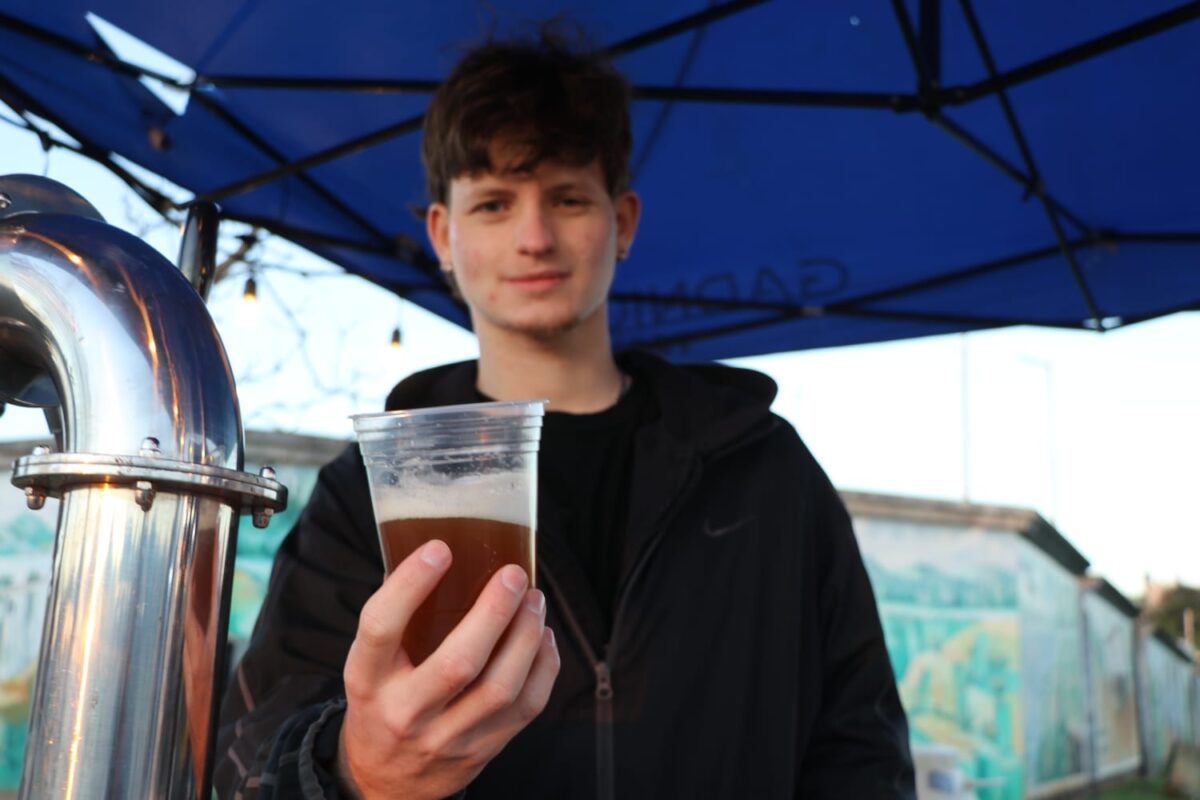 Cerveceros celebraron el Ipa Day frente al balneario el Brete de Posadas 6 12 - cerveza posadas 5 - 11