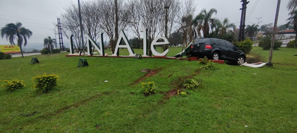 Chocó contra el cartel de ingreso a Alem tras perder el control de su auto