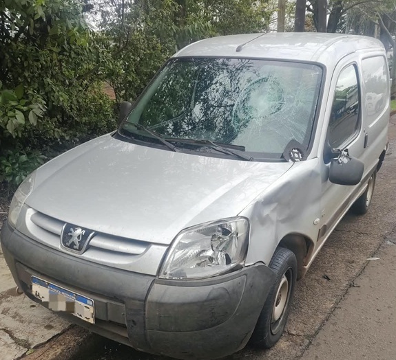 Choque entre moto y camioneta terminó con dos mujeres lesionadas en Posadas 1 2 - choque 1 - 1