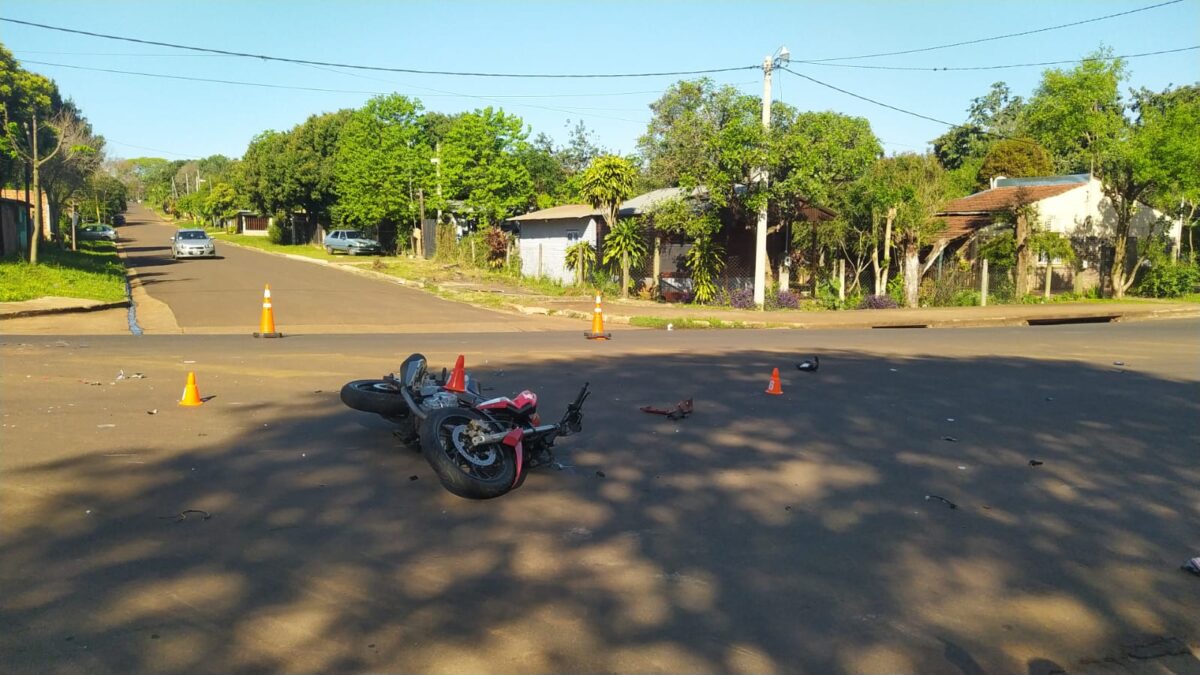 Buscan al conductor de un auto que chocó a un motociclista y huyó en Posadas